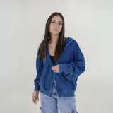 Campera con cierre frontal, capucha y bolsillos delanteros, color azul oscuro con efecto desgastado.