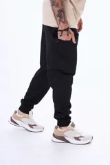 Pantalon cargo de felpa con bolsillos laterales, cintura elastizada con cordón de ajuste y puños en los tobillos.