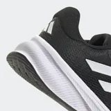 Championes de running Adidas modelo Response, color negro con las icónicas tres tiras laterales en blanco. Cuentan con una parte superior de malla transpirable, mediasuela de EVA para amortiguación y suela de caucho de gran agarre.