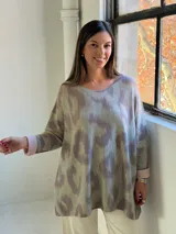 Sweater de punto con diseño animal print difuminado en tonos verdes y grisáceos, de corte holgado, cuello redondo y mangas largas con puños vueltos en color liso.