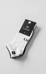 Pack de dos pares de soquetes, uno blanco y uno negro, confeccionados en mezcla de algodón y spandex. Presentan el logo de la marca tejido en la planta del pie y una pequeña etiqueta con el isotipo de la tijera en el borde superior.