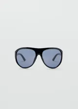 Lentes de sol con armazón de policarbonato negro brillante de diseño envolvente y estilo aviador, con cristales oscuros.