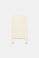 Top de punto extrafino color celeste, con escote redondo y manga larga.