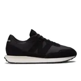 Championes New Balance 237 de hombre, color negro con logo "N" en gamuza negra y suela color crema.