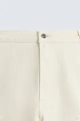 Bermuda relaxed fit confeccionada en tejido de algodón con efecto lavado. Presenta un diseño de cinco bolsillos, bolsillo multifunción en la pernera y tira lateral de estilo carpintero. Cuenta con cierre frontal con cremallera y botón.