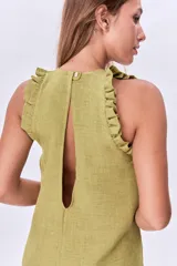 Vestido corto color verde pistacho, de corte recto y sin mangas, con detalle de volados en los hombros.