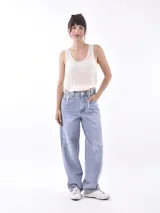 Musculosa negra de tela semitransparente, con cuello redondo y ajuste lateral mediante cordones.