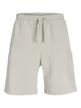 Short de jogging color beige con corte relajado, cintura elastizada con cordón de ajuste y bolsillos laterales.