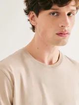 Camiseta básica de manga corta y cuello redondo, color rojo oscuro.