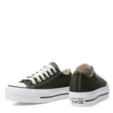 Championes Converse modelo Chuck Taylor Lift con plataforma, confeccionados en lona color verde oliva, con puntera de goma blanca, cordones blancos y suela de plataforma elevada.