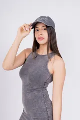 Vestido midi ajustado al cuerpo, color gris con efecto lavado, sin mangas y cuello redondo.