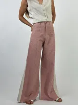 Pantalón de lino color marrón con paneles laterales en color crema y corte acampanado.