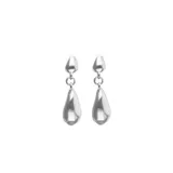 Pendientes largos con diseño colgante de formas orgánicas en forma de gota, con acabado plateado brillante.