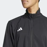 Campera de running Adidas Adizero Essentials de color negro, con cuello alto, cierre frontal completo y el logo de la marca en el pecho.