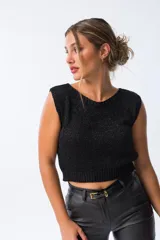 Musculosa negra de viscosa con escote sutil y calce relajado.