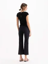 Pantalon de sastreria negro de tiro medio, calce recto con largo al tobillo, con diseño de cinco bolsillos y trabillas para cinturon.