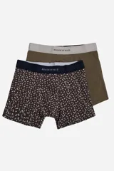 Pack de dos bóxers de algodón. Uno negro con cintura elástica negra con la marca en blanco. El otro color crema con estampado de flores pequeñas y cintura elástica gris con la marca en negro.