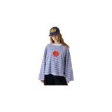 Remera de manga larga de Eme Studios con diseño a rayas horizontales en color azul y blanco, cuello redondo blanco y estampado frontal en el centro con un gráfico en tonos rojos y naranjas.