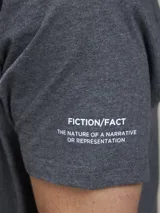 Remera gris de algodón con cuello redondo y estampado frontal de dos botellas con la inscripción "BENSON & THOMAS CREATIVE ARCHIVE".