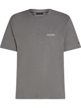 Remera Tommy Hilfiger de manga corta color gris, con cuello redondo y logo monotipo bordado en el parte izquierda del pecho. Incluye la bandera distintiva de Tommy Hilfiger bordada en la manga izquierda.