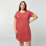 Camisón corto color rosa, de jersey suave y corte holgado, con mangas cortas y bolsillo en el pecho.