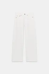 Jeans de tiro medio con diseño de cinco bolsillos y pierna ancha. Presenta un corte recto y holgado con bajo acabado sin costuras y cierre frontal con cremallera y botón metálico.