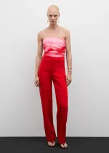 Top palabra de honor con diseño drapeado y entallado. Presenta un estampado degradado en tonos rosados y rojos, con cierre de cremallera invisible en el lateral.