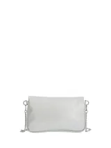 Cartera cruzada de ecocuero metalizado color plateado, con solapa frontal, cierre de cremallera y correa de cadena metálica desmontable.