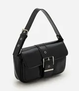Cartera shoulder mediana Satinato de poliuretano color negro con acabado glossy, formato estructurado, tapa frontal con hebilla decorativa, bolsillos delanteros, asa regulable con hebilla y detalles de herrajes metálicos plateados.