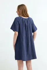Vestido corto fluido de gasa de algodón color verde militar, con mangas cortas, escote redondo con cordón ajustable en el centro y costura fruncida en la cintura.