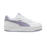 Championes Puma modelo Court Lally Skye, de diseño urbano con plataforma. Presenta una base blanca con detalles en color lila en la franja lateral, el talón, la lengüeta y la suela.