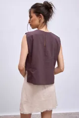 Blusa sin mangas color marrón topo, con cuello redondo y corte recto.