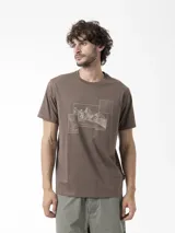 Remera marrón de manga corta y cuello redondo, con estampado gráfico frontal de montañas y líneas topográficas.