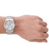 Reloj Emporio Armani automático con caja de acero plateado de 41mm y esfera plateada. Cuenta con movimiento automático de tres agujas con fecha y pulsera metálica con cierre mariposa.
