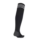 Medias de fútbol Adidas modelo adi 23, color negro con tres bandas horizontales blancas en la parte superior y logo de la marca en el lateral. Presenta refuerzos en puntera y talón en color gris jaspeado.