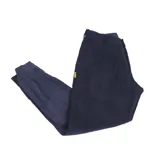 Pantalón de pana color bordó, de corte recto, con bolsillos laterales y traseros.