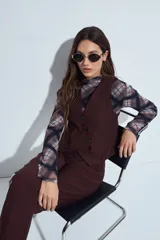 Chaleco sastrero color bordó con escote en V y cierre frontal con botones. Presenta un diseño entallado y estructura clásica.