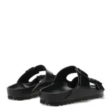 Sandalias Birkenstock modelo Arizona, color negro, con doble tira ajustable con hebillas y plantilla anatómica.