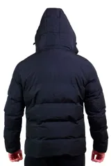 Campera puffer azul marino marca Lotto, con capucha desmontable, cierre frontal y bolsillos laterales con cierre.
