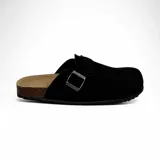 Zuecos negros con hebilla plateada ajustable y plantilla anatómica de corcho.