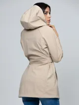 Campera softshell Tommy Hilfiger de color beige, con capucha, cierre frontal y cinturón anudable a la cintura. Presenta bolsillos laterales y un diseño resistente al viento y al agua.