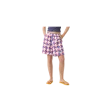 Short de baño con estampado geométrico tricolor en rojo, azul y blanco. Cuenta con cintura elástica con cordón ajustable azul y un parche con el logo de la marca en el borde inferior.