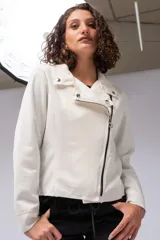 Campera blanca estilo rocker con cierre cruzado asimétrico, confeccionada en gamuza sintética.