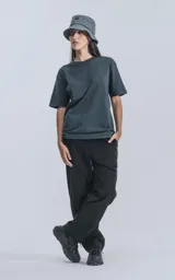 Remera de manga corta y cuello redondo en color gris carbón, confeccionada en algodón premium. Presenta un calce regular con un detalle de recorte en la espalda y un diseño minimalista ideal para uso diario.