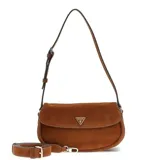 Cartera tipo baguette de Guess, color marrón, confeccionada en material sintético con textura similar a la gamuza. Presenta un diseño estructurado con solapa frontal, logo triangular metálico y herrajes dorados. Incluye una correa fija para el hombro y una correa adicional desmontable y regulable.