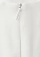 Short blanco de tiro regular, corte recto y largo corto, confeccionado en mezcla de algodón y lino, con detalle de bordado en el bajo.