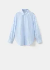 Camisa oversize de manga larga a rayas celestes y blancas, con cuello solapa camisero y cierre frontal de botones.