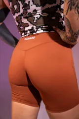 Calza biker color ladrillo de tiro alto.