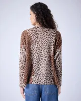 Sweater de cashmere con estampado animal print, cuello en V, corte oversize, mangas largas y terminaciones acanaladas.