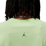 Remera de manga corta color verde lima, con cuello redondo y estampa frontal con la palabra 'JORDAN' en letras estilizadas con efecto degradado multicolor.